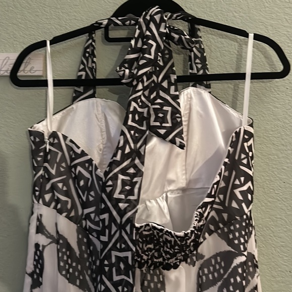 Long dress. Bought it and wore it once for a wedding. Can fit 14-16 - Picture 3 of 9